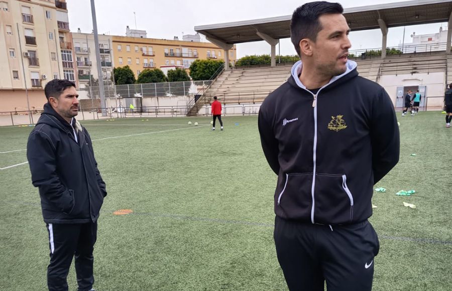 Adri Blanco, ayudante de José Carlos, volvió a vestirse de corto en San Martín del Tesorillo debido a la plaga de bajas en el GE Bazán. 