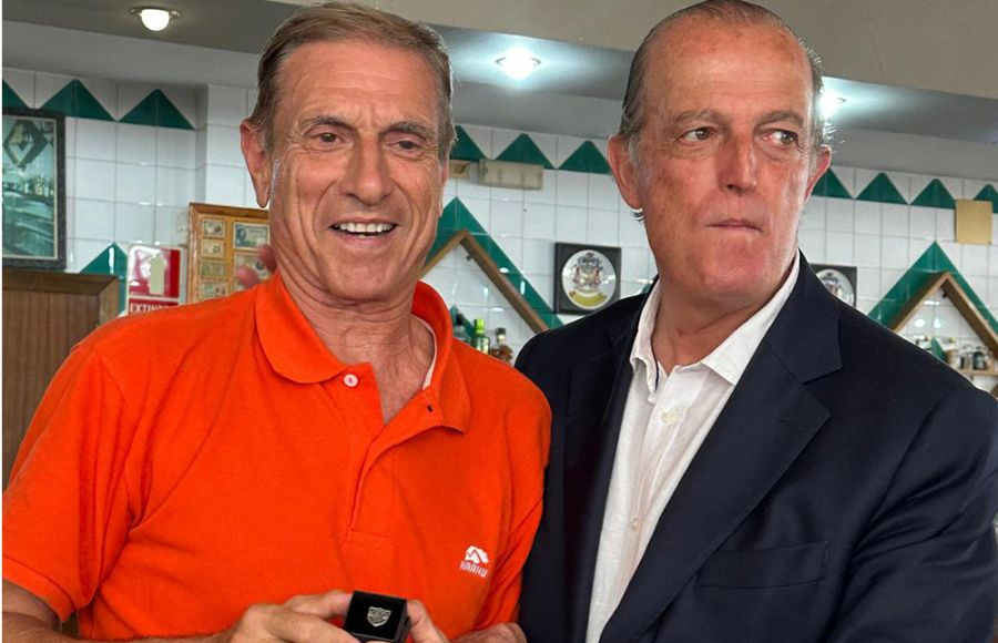 El presidente de la Federación Española de hockey, Santiago Deó, y el veterano jugador isleño Ricardo Serván, en un acto con la selección Master 70. 