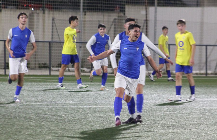 Iker Martín celebra el primer gol del cadete A de la Escuela Bahía. 