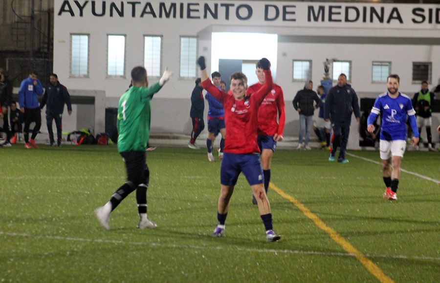 Pablo Flores, pichichi del Medina, celebró así el empate. 