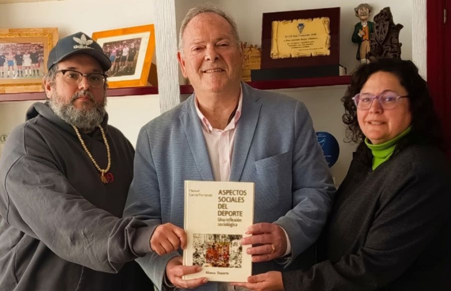 Julio Cordero y María del Mar Foncubierta, del GE Bazán, y Antonio Rojas. 