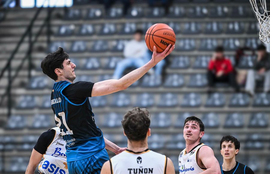 El pívot del Cimbis, Gonzalo Fernández se dispone a anotar una bandeja. 