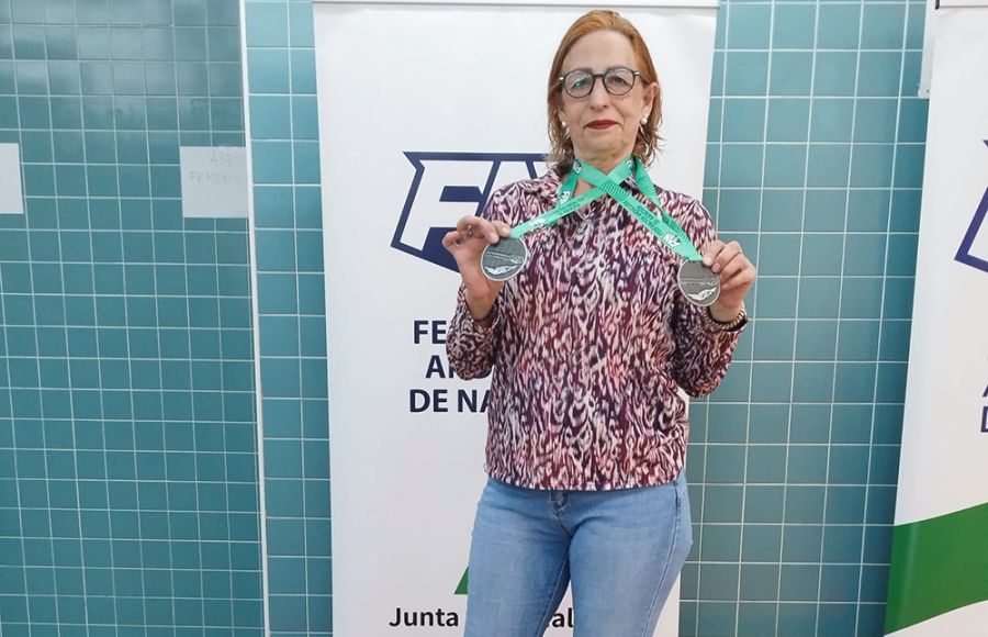 María Teresa Muñoz muestra las dos medallas de plata conseguidas. 