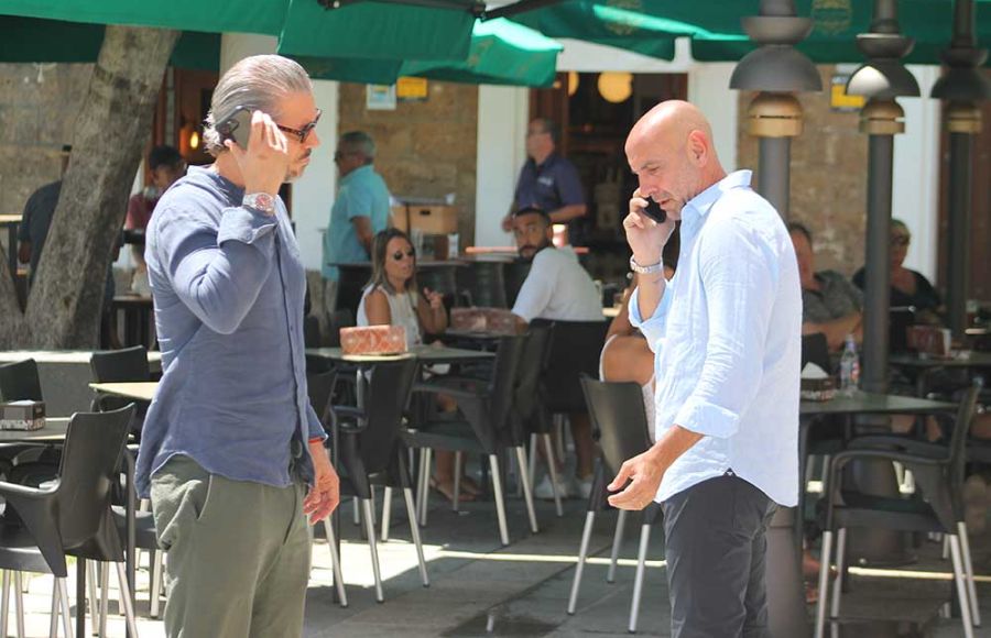 Monchi, en la imagen con René Ramos en la plaza del Rey de San Fernando, tiene una importante oferta del Español. 