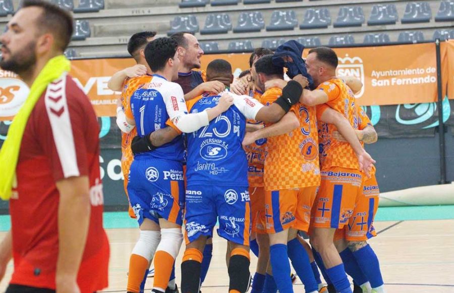 El Isleño FS celebra uno de los goles al San Felipe Neri. 