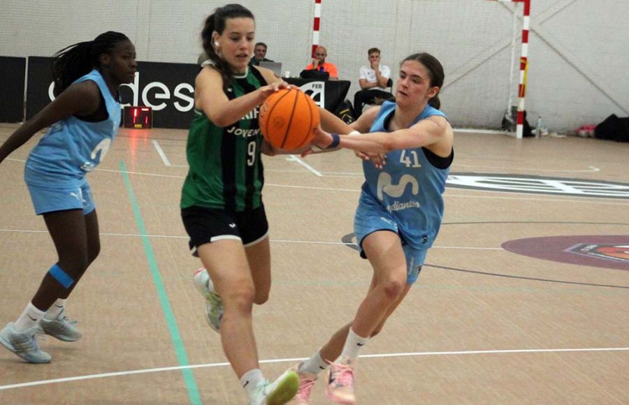 Luna Segovia, que le dio el triunfo al Estudiantes con dos tiros libres a 1 segundo del final, intenta robar el balón a Olivia Monsalve, del Joventut. 