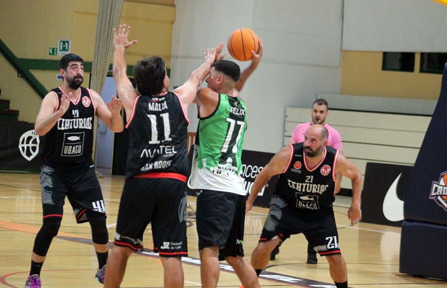 Sergio Malla, del Centurias, intenta taponar a Félix Quiñones, del CB San Fernando, durante la final de la Liga provincial senior. 