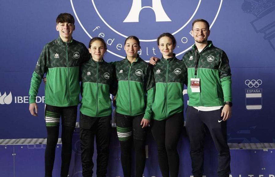 Álvaro Misea, Atenea Mora, Raquel Domínguez y África Aparicio con el entrenador y presidente del Club Halterofilia San Fernando, Jorge Victorián.