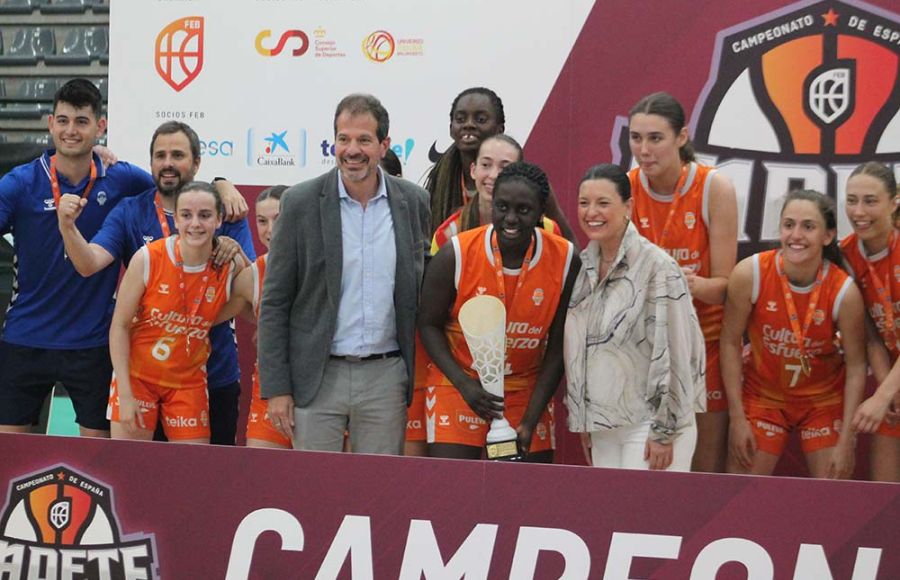 Patricia Cavada y el director financiero de la FEB entregaron la copa de campeón a la capitana del Valencia Basket. 