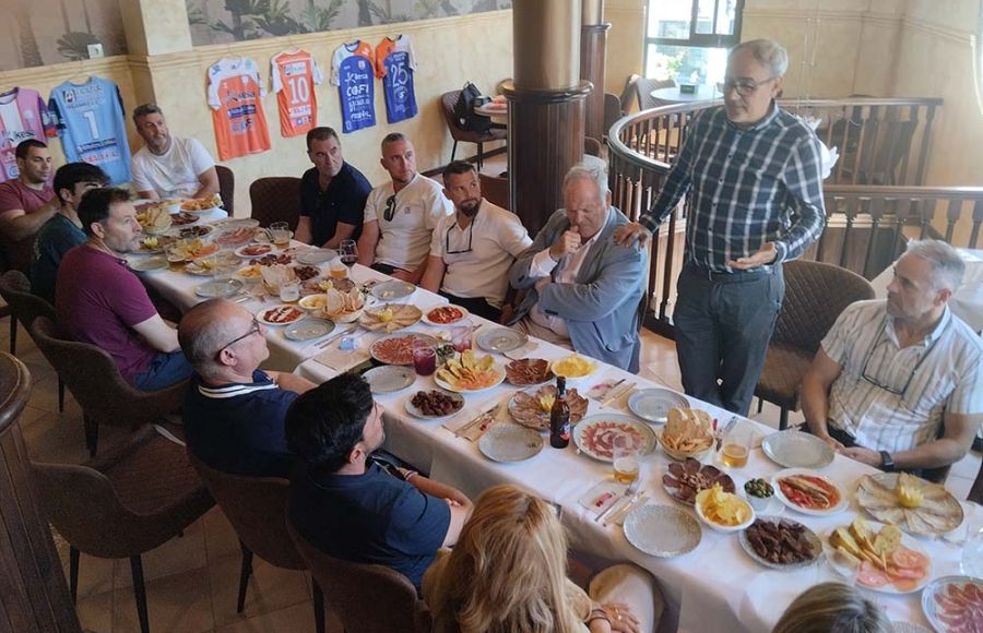 El presidente Miguel Ángel Reyes se dirige a los asistentes al almuerzo en la cervecería 'La Central'.