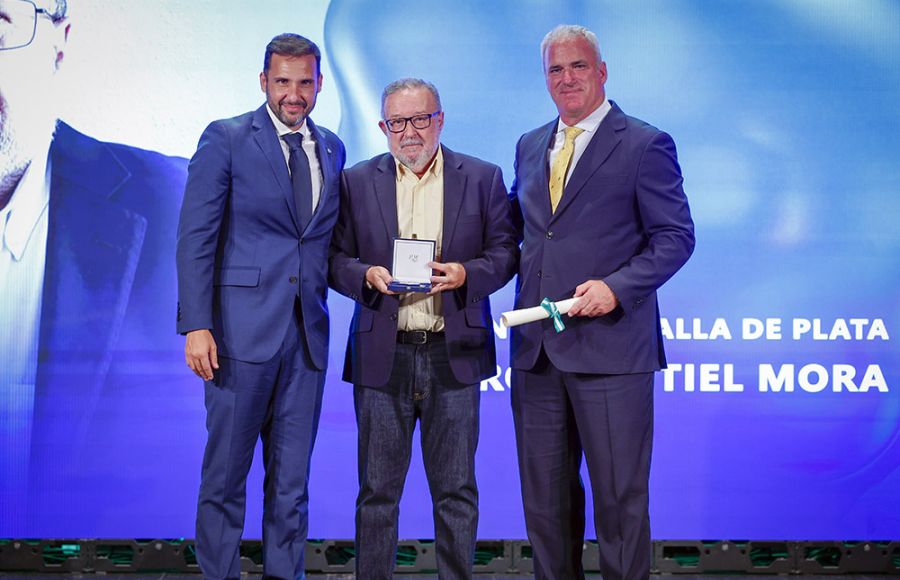 Pedro Montiel recibió el galardón de manos del presidente de la Federación Andaluza, Sebastian Fernández, y su delegado provincial en Cádiz, Jorge Fernández de Navarrete.