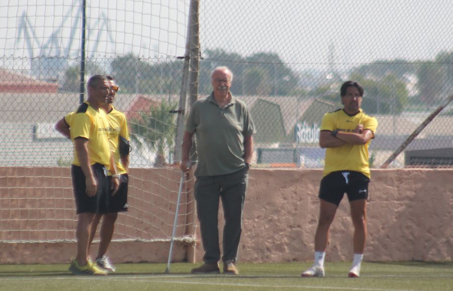Vicente Del Bosque fue recibido a su llegada al campo 2 de Bahía Sur por Biri, Jesús Pecci y Jesús Cortés. 
