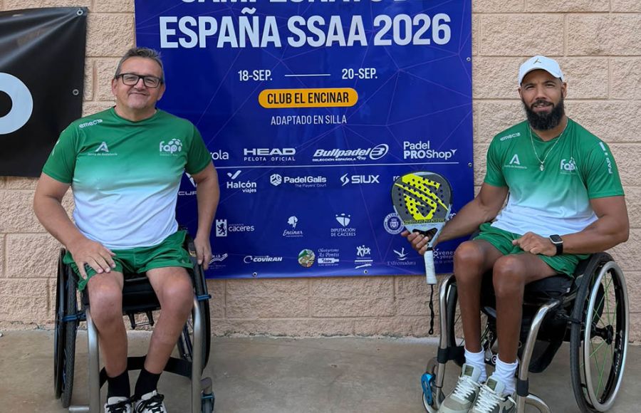 Josema Aranda y Mimoun Laslaa posan delante del cartel del Campeonato de España.