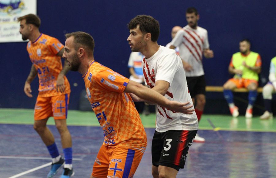 Israel Richarte es vigilado por un contrario en el partido en La Luisiana.