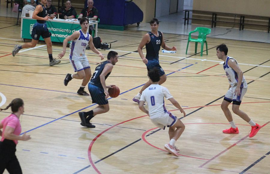 Jaime Ortega, en la imagen en un ataque del Cimbis y frente a dos jugadores del CB Alcalá, anotó 18 puntos. 