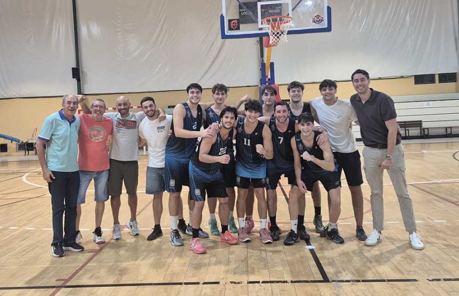Los jugadores y equipo técnico del Cimbis celebran el triunfo ante el CB Puerto Real.  