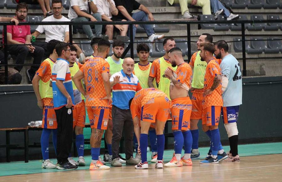 Miguel Gago, técnico del Isleño FS, da instrucciones a su equipo.