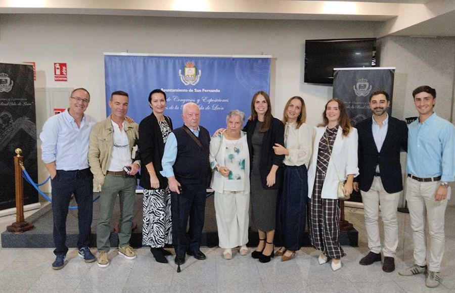 Braulio González Vidal posó, tras la proyección del documental, con su esposa, hijas, yernos y nietos para DEPORTEDELAISLA.com 