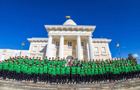 Las selecciones andaluzas de balonmano, junto a las autoridades, se hicieron la foto oficial en el Observatorio de Marina de San Fernando.