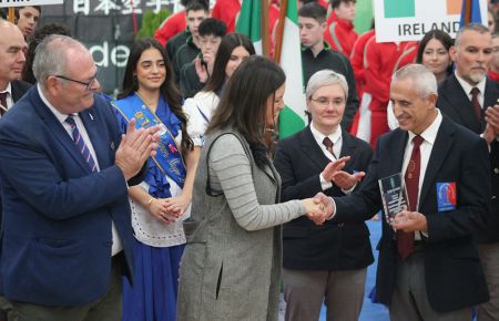 La alcaldesa de San Fernando Patricia Cavada entrega un obsequio al presidente de la Federación Europea de karate-do Richard Poole. 