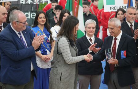 La alcaldesa de San Fernando Patricia Cavada entrega un obsequio al presidente de la Federación Europea de karate-do Richard Poole.