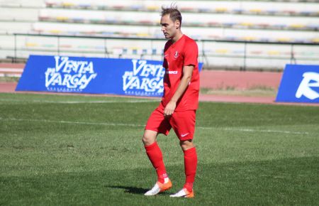 Cristian Herrera, con la UD Ibiza en la temporada 18-19 (en Segunda B) ante el San Fernando CD en el estadio Bahía Sur. 