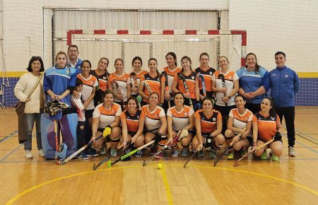 Los dos equipos femeninos del CH San Fernando posaron juntos en Málaga. 