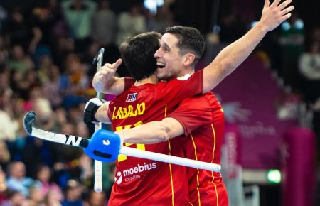 Juan Muñoz se abraza con su compañero Ignacio Abajo, máximo goleador de España con 9 tantos, tras conquistar la medalla de bronce.