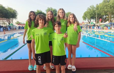 Los seis nadaores isleños que disputaron el Andaluz alevín en Dos Hermanas. 
