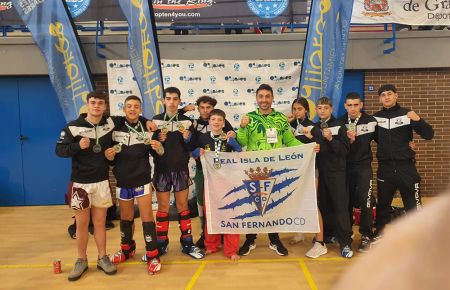 De izquierda a derecha, Roberto Romero, Jordan Tenorio, David Carrillo, Dani Alcántara (entrenador), Sofía Cano, Roberto Quiñones (de verde) Paloma Fuentes, Mario Domínguez, Sergio Fernández y Jesús Romero.