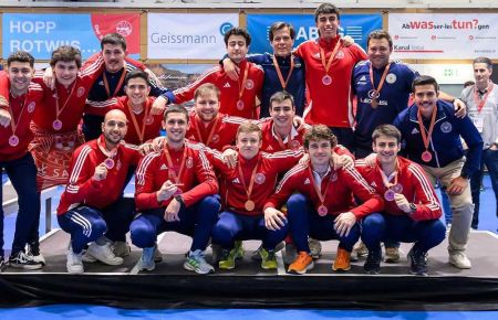 Juan Muñoz aparece el segundo agachado por la izquierda, celebrando el bronce con sus compañeros del Sanse Complutense en el Europeo de Suiza. 
