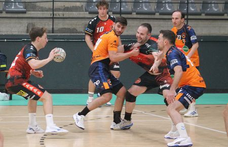 Álvaro Braojos, del Balonmano San Fernando, ve como no puede asistir al pivote Fran López por la agresiva defensa de los malagueños