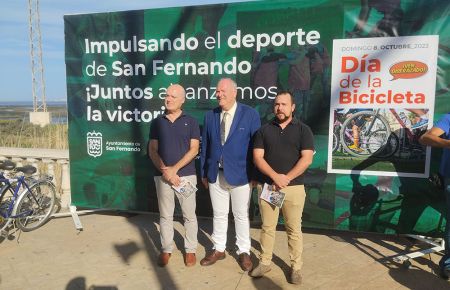 Pablo Vivancos, Antonio Rojas y Modesto Jiménez, en la presentación del Día de la bicicleta que tuvo lugar en el paseo marítimo de Bahía Sur