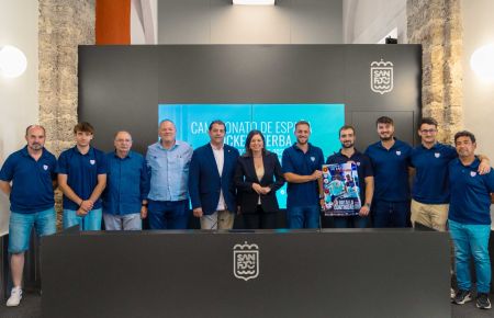 La alcaldesa Patricia Cavada, el concejal Antonio Rojas, el presidente de la F. Andaluza y el presidente, entrenadores y los jugadores del CH San Fernando Miguel y Juan Muiño, Álvaro Romero, Julián Agenjo y Adrián Fernández posaron con el cartel.