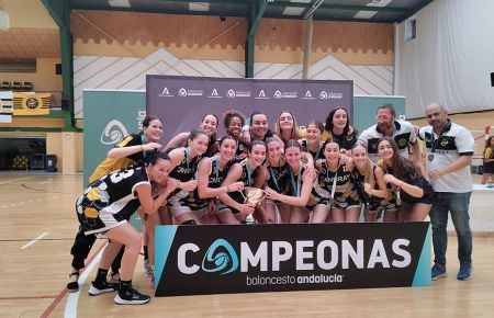 Las jugadoras y técnicos de la SD Candray posan con el trofeo de campeonas provinciales. 