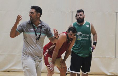 El entrenador del CB San Fernando, José Carlos Galán y los interiores Juan Antonio Rodríguez-Guerra y Pepe Ruiz, en un entrenamiento de la pretemporada.
