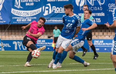 Rafa de Vicente dispara a portería durante el partido en Chapín.