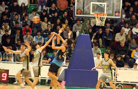 José Manuel Armario, del Cimbis cadete, deslumbró en Puerto Real con 34 puntos, 22 rebotes y 51 de valoración.