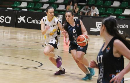 Sandra Olvera, del Cimbis, sube el balón ante la férrea defensa de Laura Roldán, de la SD Candray, durante el partido de este viernes. 