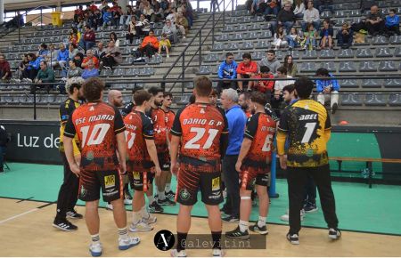 Jorge Fernández Navarrete da instrucciones a sus jugadores.