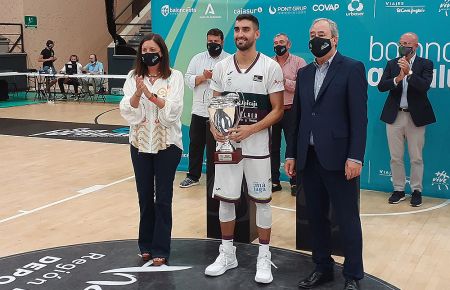 Jaime Fernández, capitán del Unicaja, junto a la alcaldesa Patricia Cavada y el presidente de la Federación Andaluza, Antonio de Torre.
