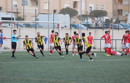 Los jugadores del GE Bazán celebran el 2-2 definitivo.