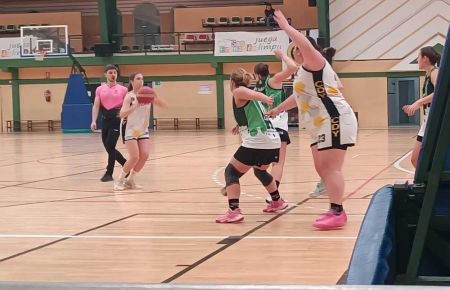 María Gómez, del CB San Fernando, defiende a Marina Pacheco, de la SD Candray.