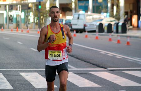 El vencedor Cristian López por la avenida Almirante León Herrero.