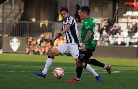 Bicho intenta regatear a un jugador castellonense. 