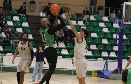 Manuel Ezomo lo bordó en Badajoz y logró 35 puntos.