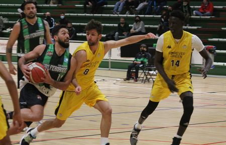 Josu Remesal entra a canasta ante Campos y Demba Sheriff.