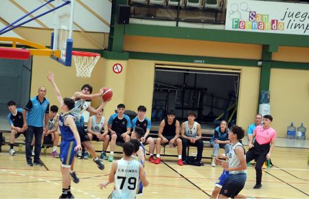 Mario Prieto, del Cimbis cadete, intenta una acrobática canasta durante el partido de este jueves ante el Coria. 