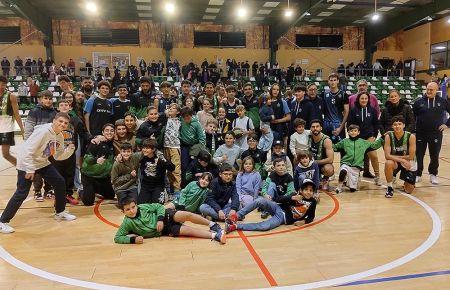 Los dos equipos y entrenadores del CB San Fernando y Cimbis, junto a canteranos verdinegros, posaron juntos para DEPORTEDELAISLA.COM