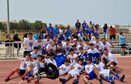 El cadete B del San Fernando CD celebró en Cádiz la conquista del Campeonato en el grupo 1 de la Tercera Andaluza pero no podrá optar al ascenso a Segunda.